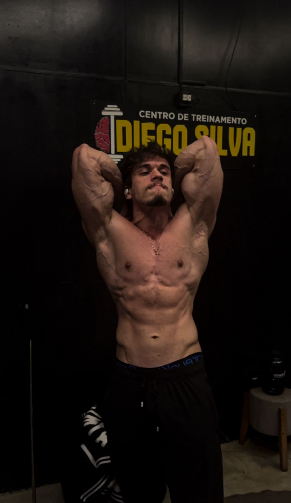 Mateus Jaroseski mostrando o físico na academia